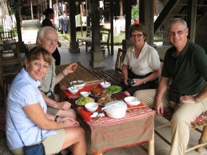 Dejeuner Chez habitant de Mai Chau avec guide francophone locale Hanoi