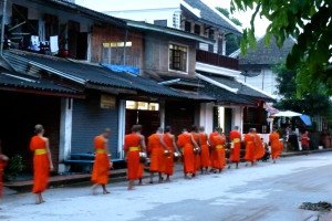 Les moines demandent l'aumône dans les petites rues à Luang Prabang