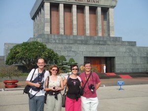 Visiteurs visitent le Mausole Ho Chi Minh