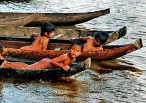 Les enfants se baignent dans le fleuve Dak Bla