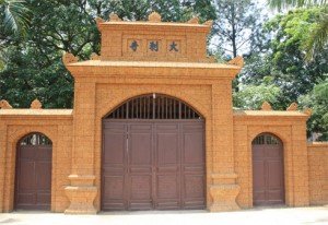 La porte de la maison commune de l’hameau de Yên My a été construite en latérite