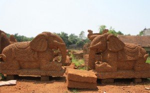 l’artiste qualifié Nghiêm peux sculpter deux éléphants