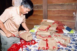 Les habits en écorce de l’ethnie Hà Lang