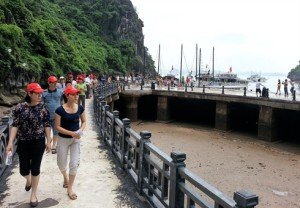 Des touristes à la grotte Dâu Gô, dans la baie de Ha Long