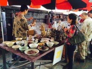 Le marché des objets anciens à Hanoi