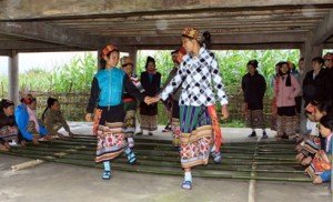 Représentation de la danse des bambous du Club des aires populaires de l'ethnie Thái dans le district de Con Cuông, province de Nghê An (Centre)