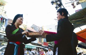 Une représentation de quan ho dans l’ancien quartier de Hanoi