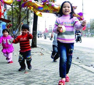  Les enfants en banlieue de Hanoi fêtent le Têt