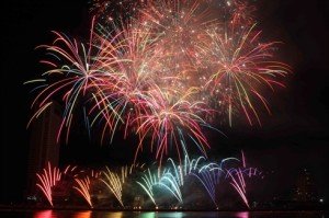 Feux d'artifice pour le Nouvel An dans plusieurs localités du Vietnam