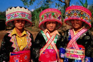 Les jeunes femmes Laos Theung portées des vêtements traditionels