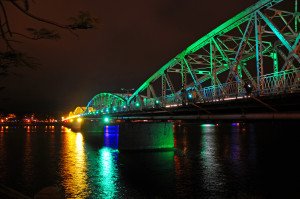 Neuf ponts la rivière de ville de Huê