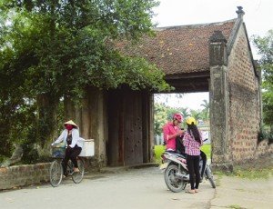 Le portique d’entrée du village de Mông Phu