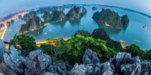 La ville de Ha Long vue de la montagne Bài Tho