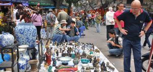 Au cœur de Hanoï avec foire d’antiquités