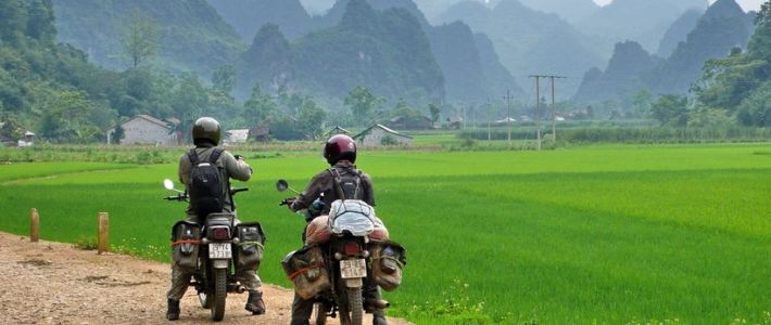 Voyage à moto pour découvrir les rizières verdoyantes