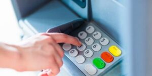 Retirer de l'argent aux distributeurs automatiques au Vietnam