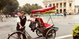 Profiter de la douceur de l'automne à Hanoi en cyclo-pousse